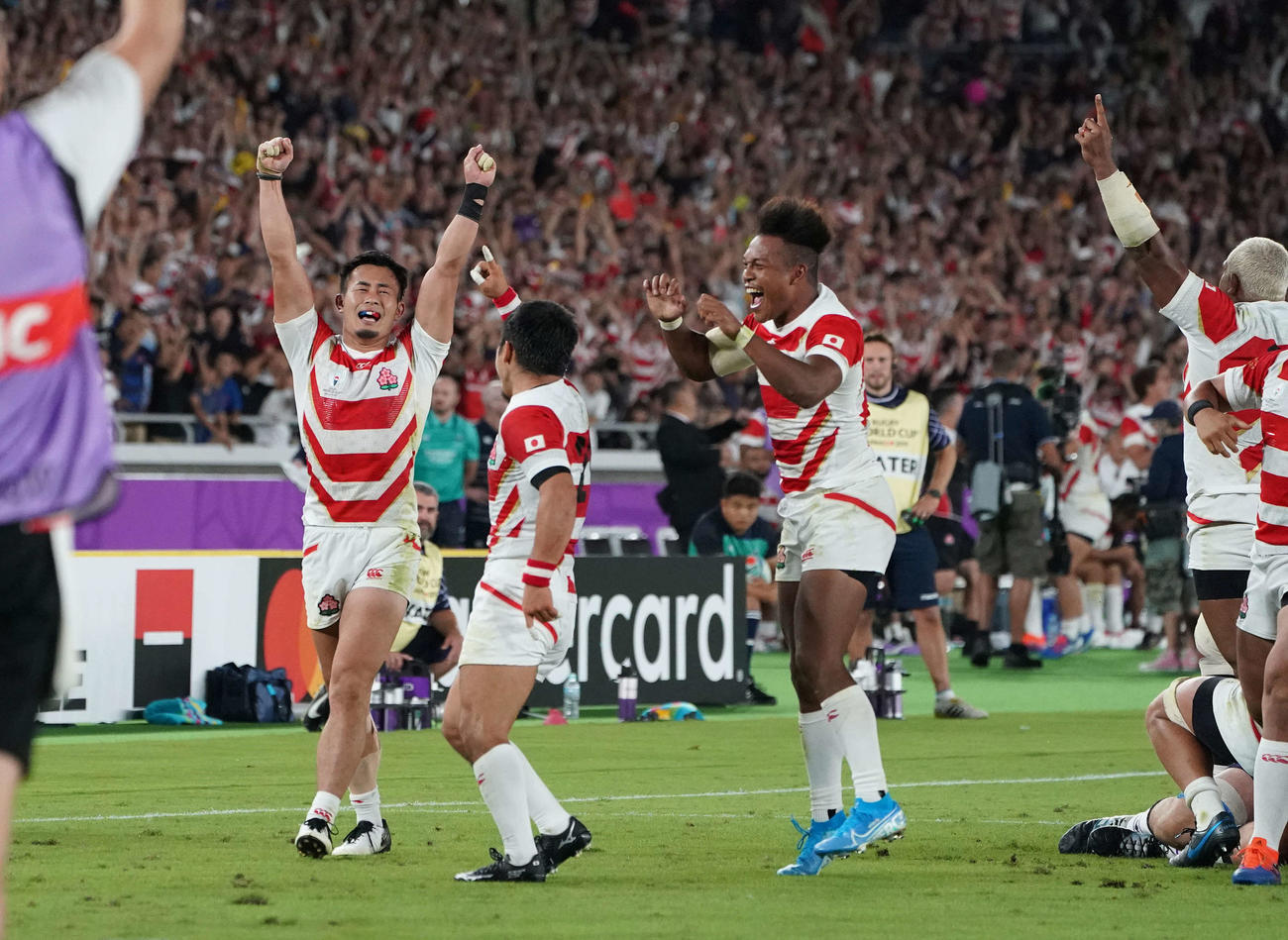 日本対スコットランド　スコットランドに勝利し決勝トーナメント進出を決め喜ぶWTB福岡（左）ら（撮影・鈴木みどり）