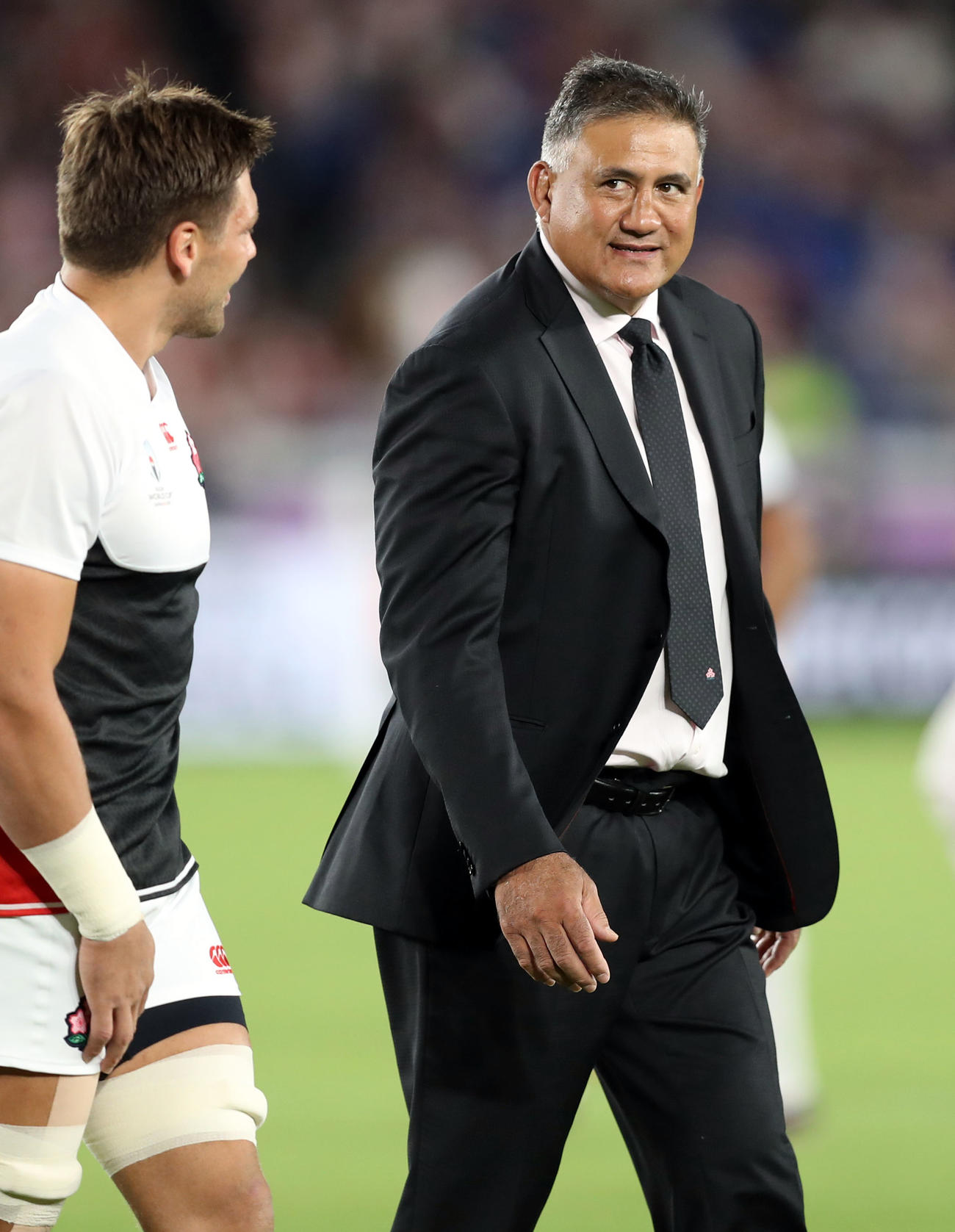 日本対スコットランド　試合前、フランカーのラブスカフニ（左）と談笑するジョセフ・ヘッドコーチ（撮影・狩俣裕三）
