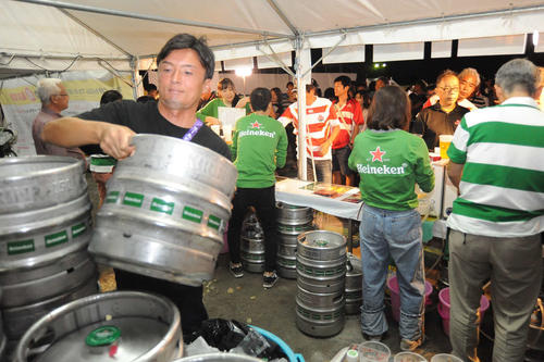 駿府城公園のファンゾーンは13日、日本戦の開始を前にビールが飛ぶように売れていた