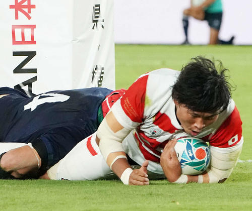 日本対スコットランド　前半、トライを決めるプロップ稲垣（撮影・鈴木みどり）