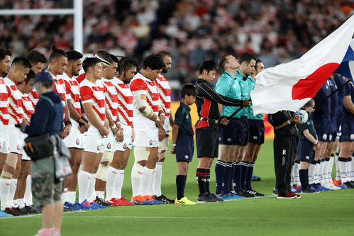 日本対スコットランド　試合前、台風19号で被害を受けた人々に対し、黙とうを捧げる両チームの選手たち（撮影・狩俣裕三）