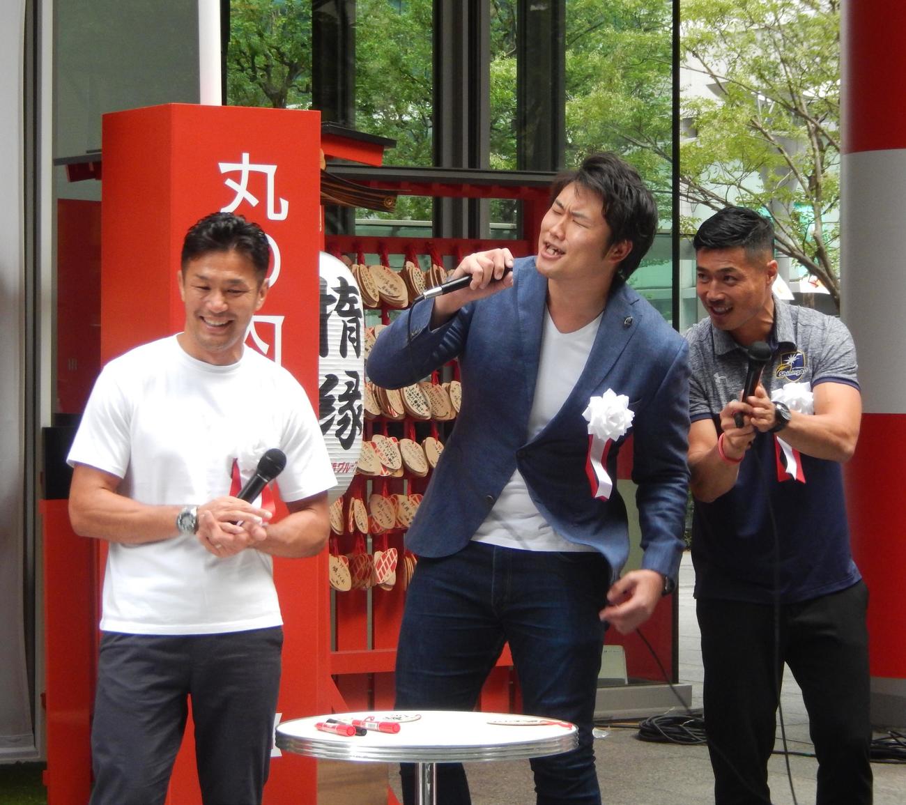 「ビクトリーロード」を熱唱する（左から）広瀬俊朗氏、真壁伸弥、山田章仁