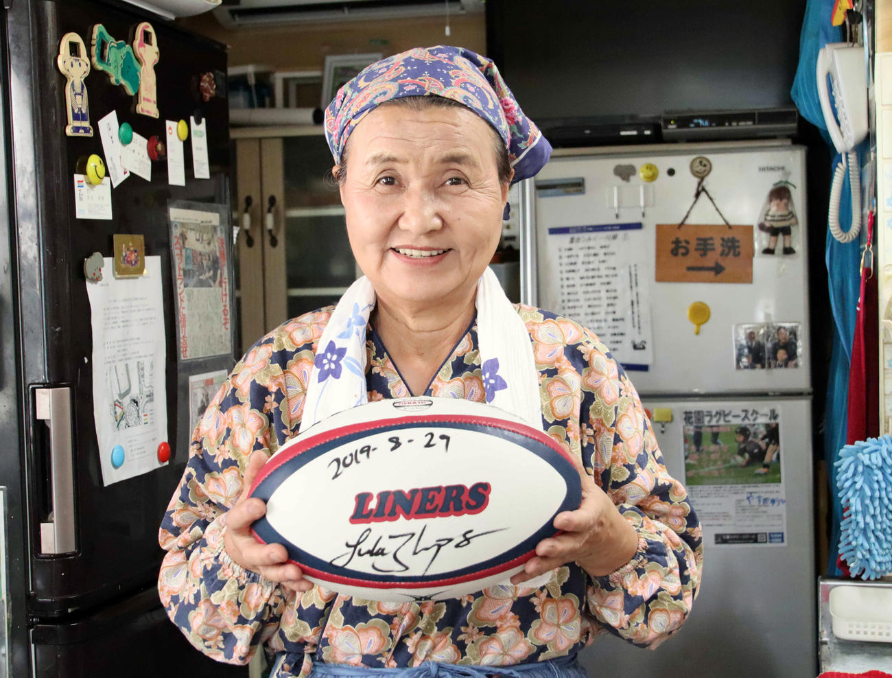 トンプソンのサイン入りボールを手にする「お好み焼き春美」店主・奥野春美さん（撮影・南谷竜則）