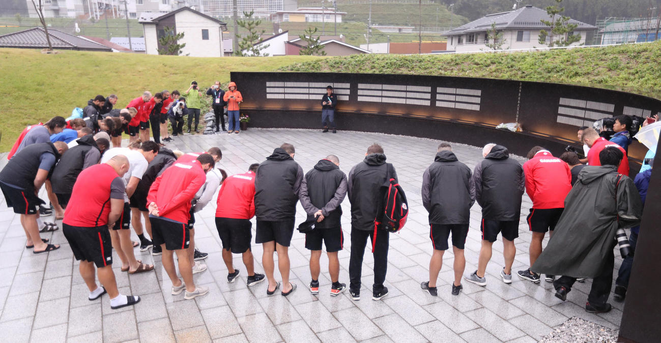 13日に釜石鵜住居復興スタジアムで予定されるナミビア戦を前に、鵜住居駅前にある釜石市東日本大震災慰霊碑を訪れ、追悼するカナダの選手たち（撮影・野上伸悟）