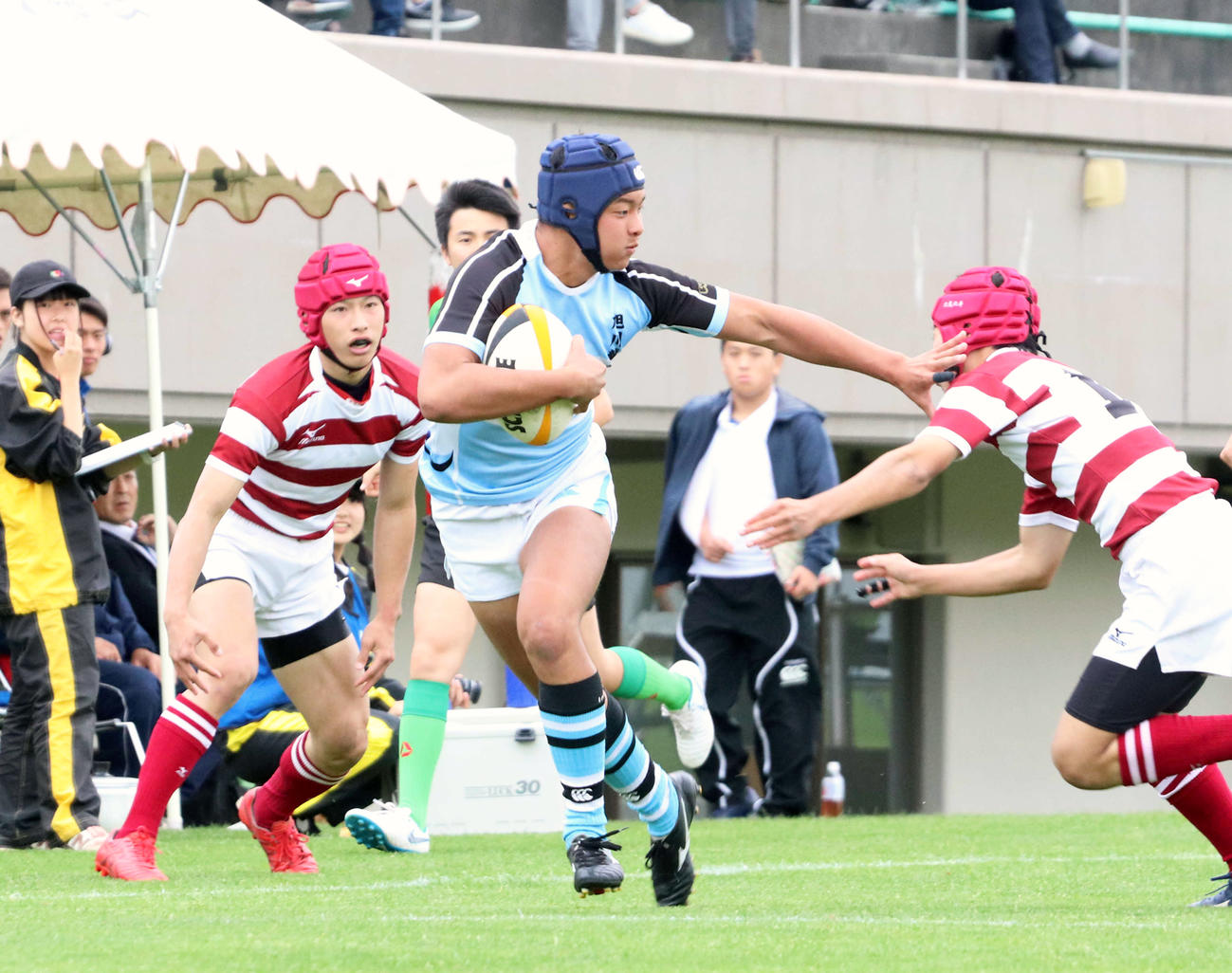 前半4分、相手のタックルをハンドオフでかわしトライを挙げる旭川龍谷FB藤平（撮影・浅水友輝）