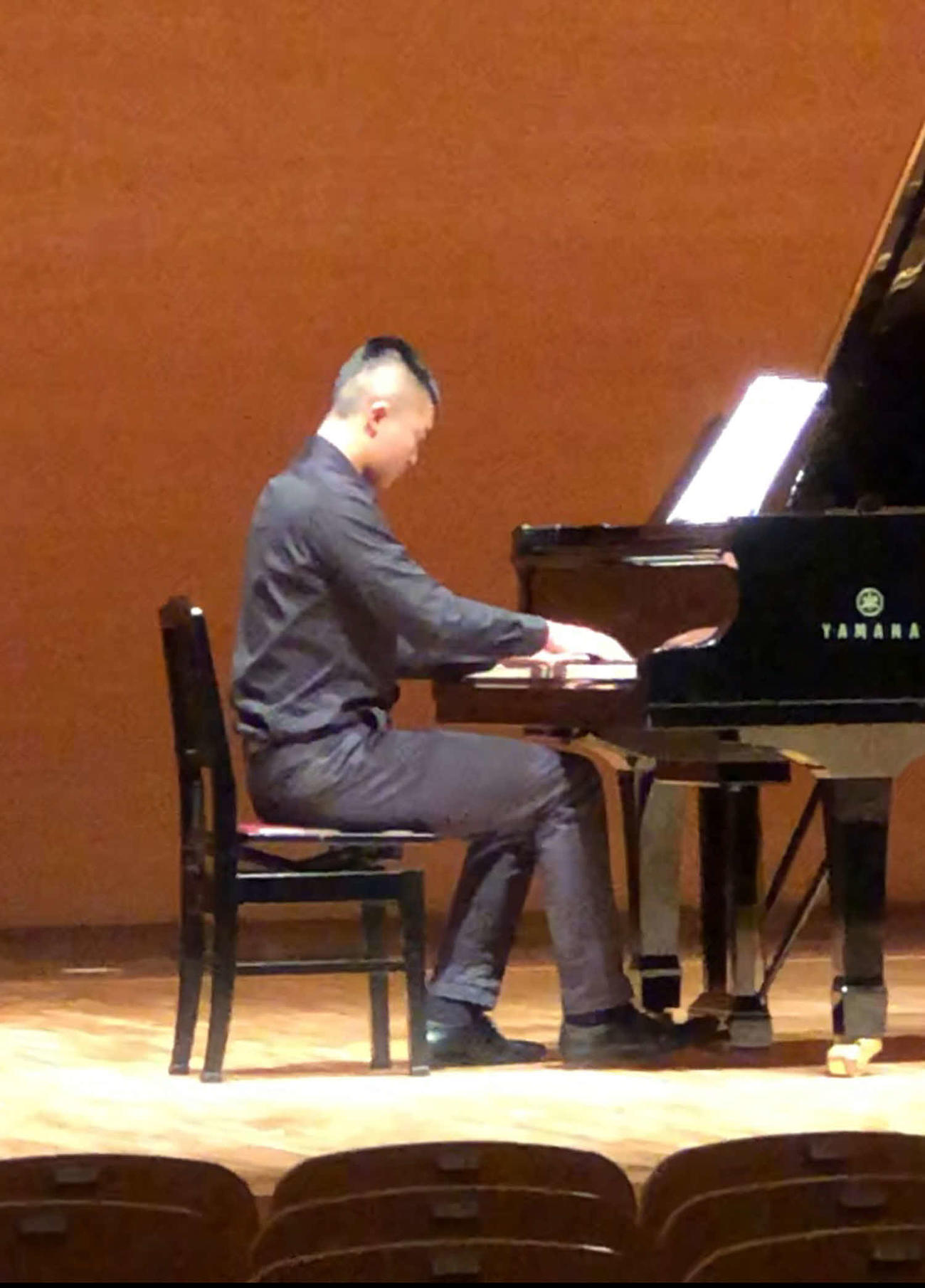 今年4月のピアノの演奏会でショパンを演奏する旭川龍谷FB藤平