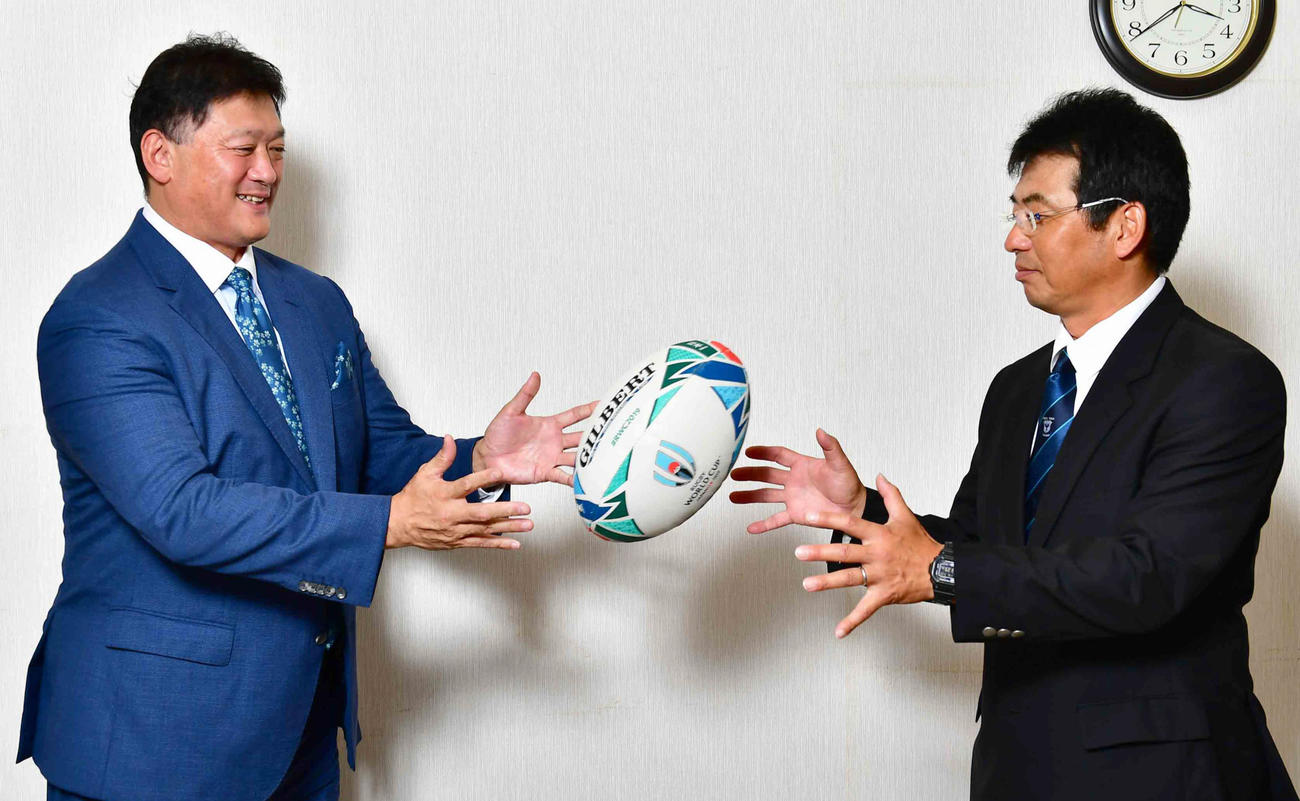 パスを交換する今泉清氏（左）と藤原秀之監督。今は指示や指導をした際に、相手がどう理解したかを確認することが、とても大事だという