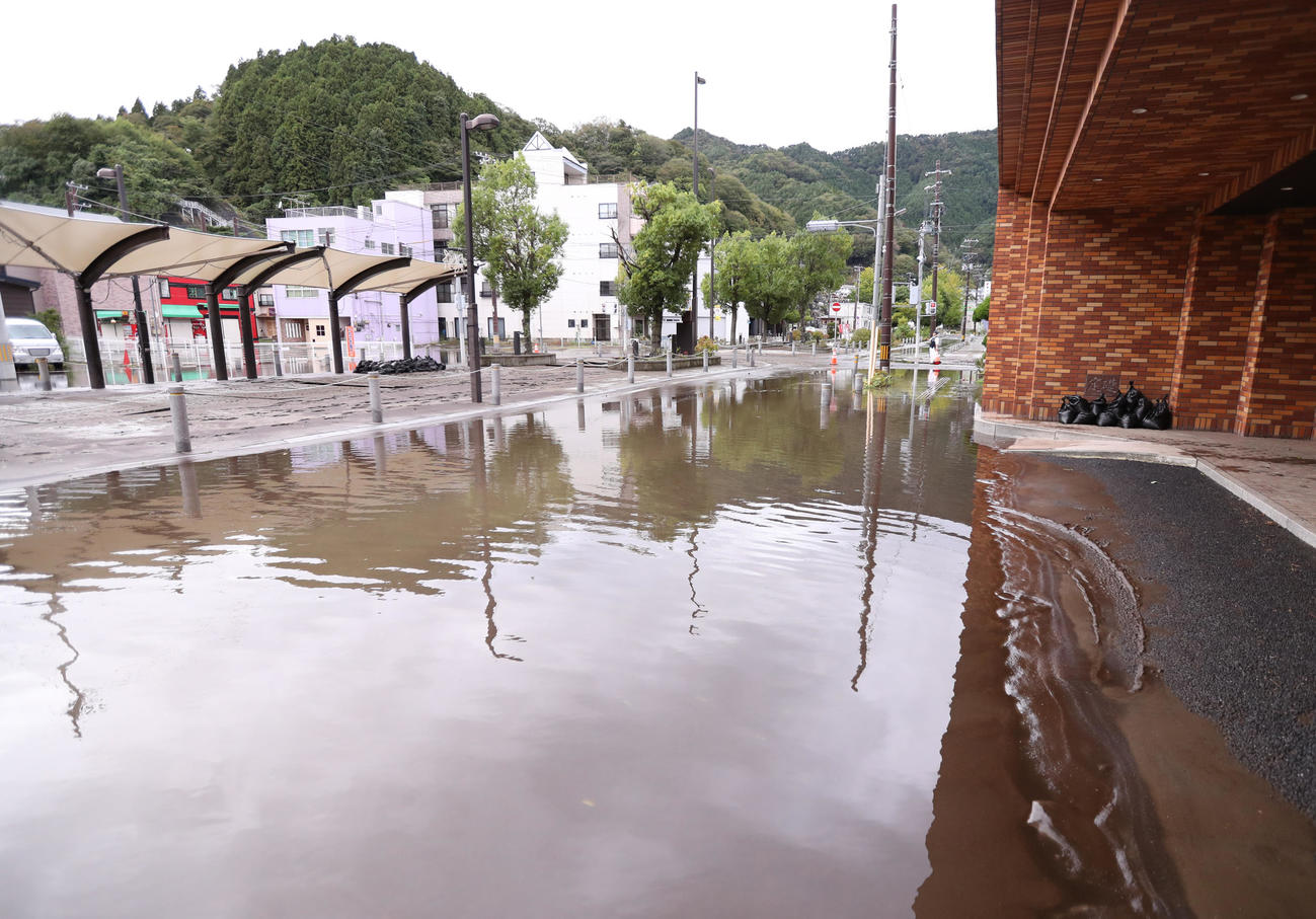 台風の影響で道路が冠水した釜石市街（撮影・野上伸悟）