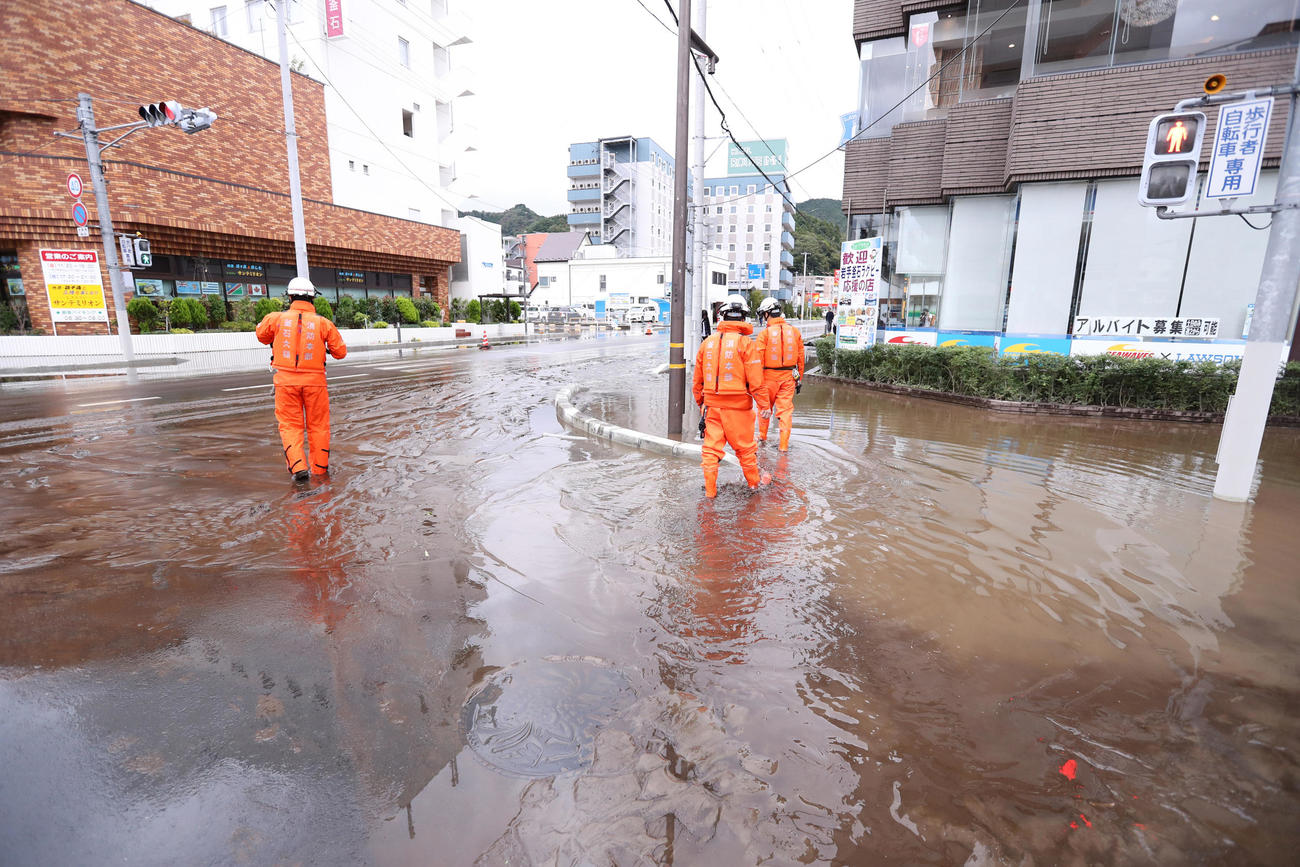 台風の影響で道路が冠水した釜石市街（撮影・野上伸悟）