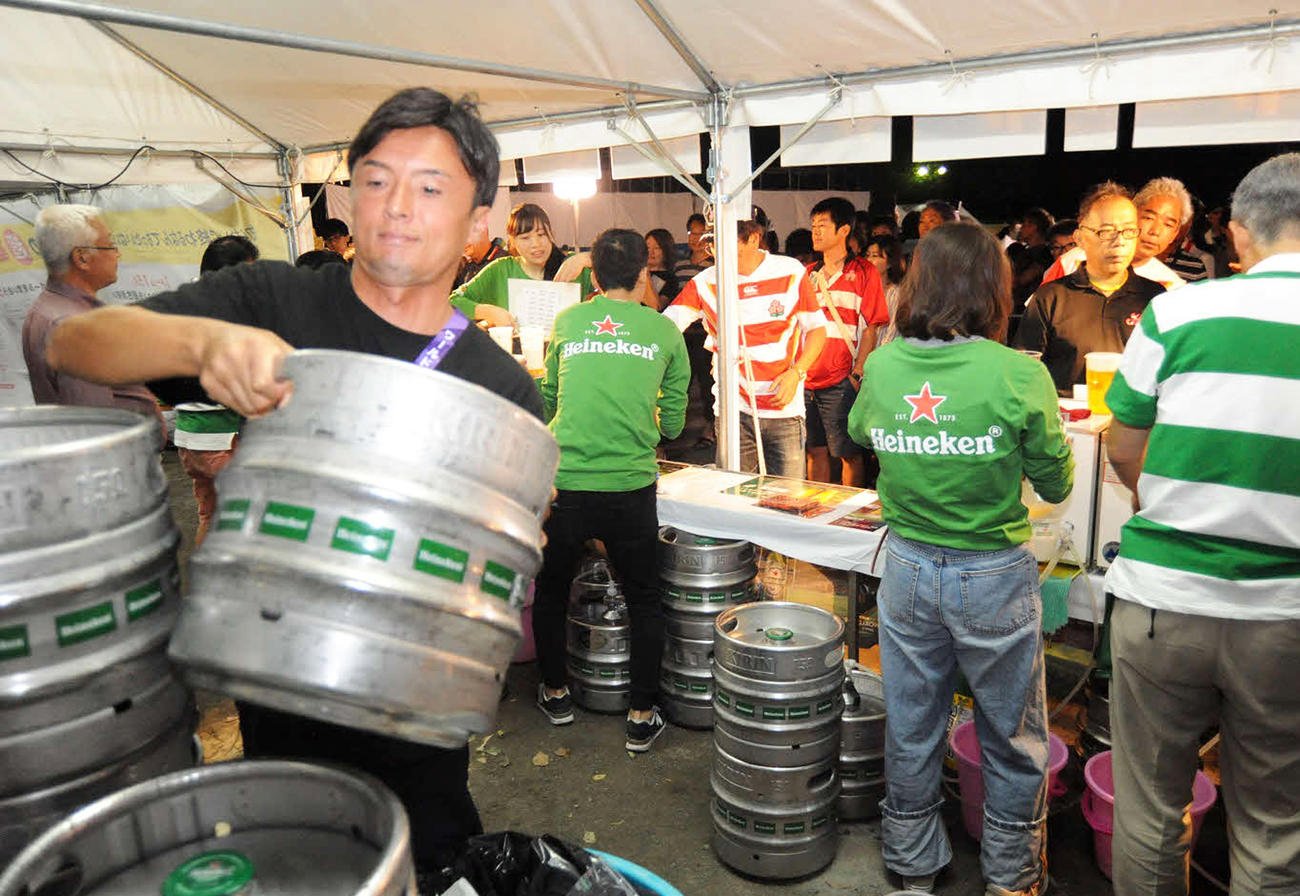 静岡市内のラグビーW杯ファンゾーンでは、日本戦のパブリックビューイングを前に、ビールが飛ぶように売れていた（撮影・倉橋徹也）