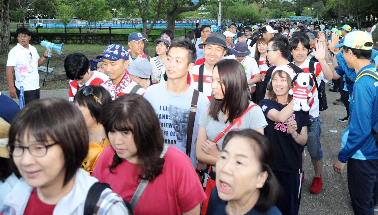 静岡市内のラグビーW杯ファンゾーンでは、午後5時の開場後、並んでいた1400人以上が会場内に向かった（撮影・倉橋徹也）