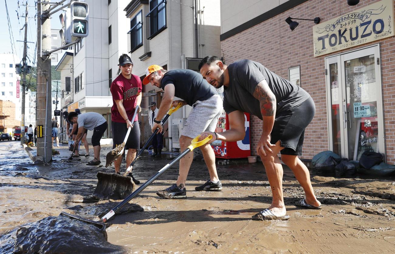 台風被害に遭った岩手県釜石市内で清掃活動をする、地元ラグビーチーム「釜石シーウェイブス」の選手たち（共同）