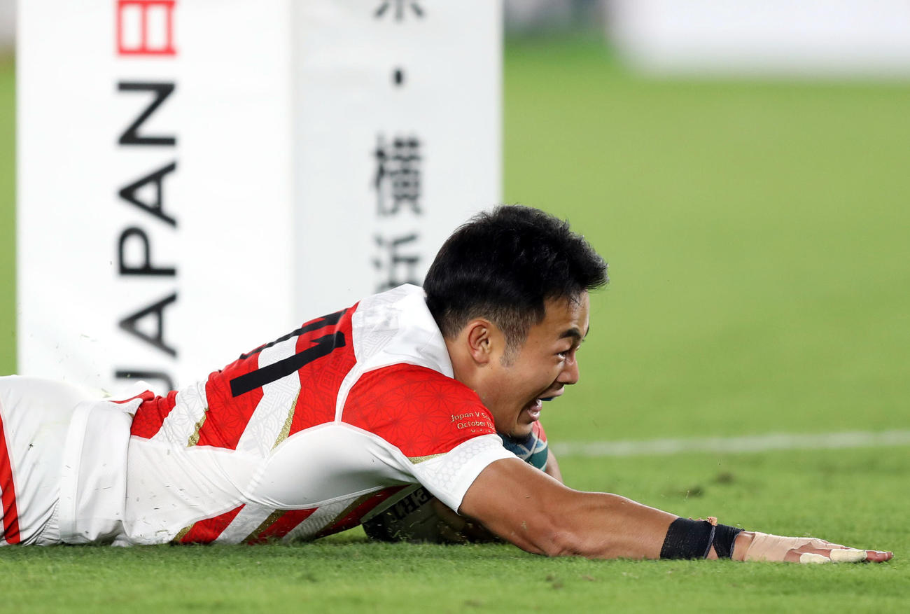 日本対スコットランド　後半、独走トライを決めるWTB福岡（撮影・狩俣裕三）