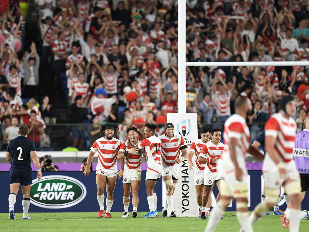 日本対スコットランド　後半、トライを決め喜ぶWTB福岡（中央）（撮影・鈴木みどり）