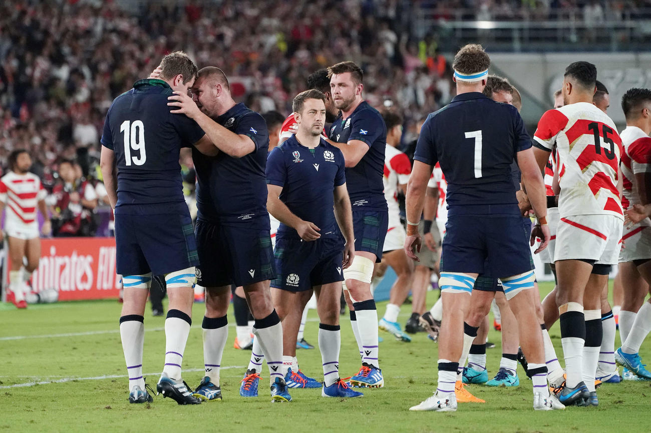 日本対スコットランド　日本に敗れ決勝トーナメント進出を逃し、肩を落とすスコットランドフィフティーン（撮影・鈴木みどり）