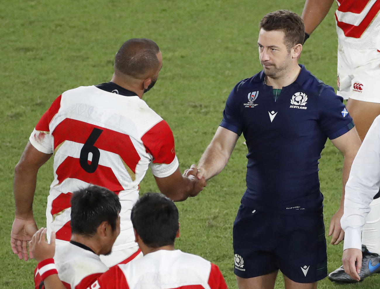 試合後、握手を交わすリーチ（左）とスコットランドのレイドロー（共同）