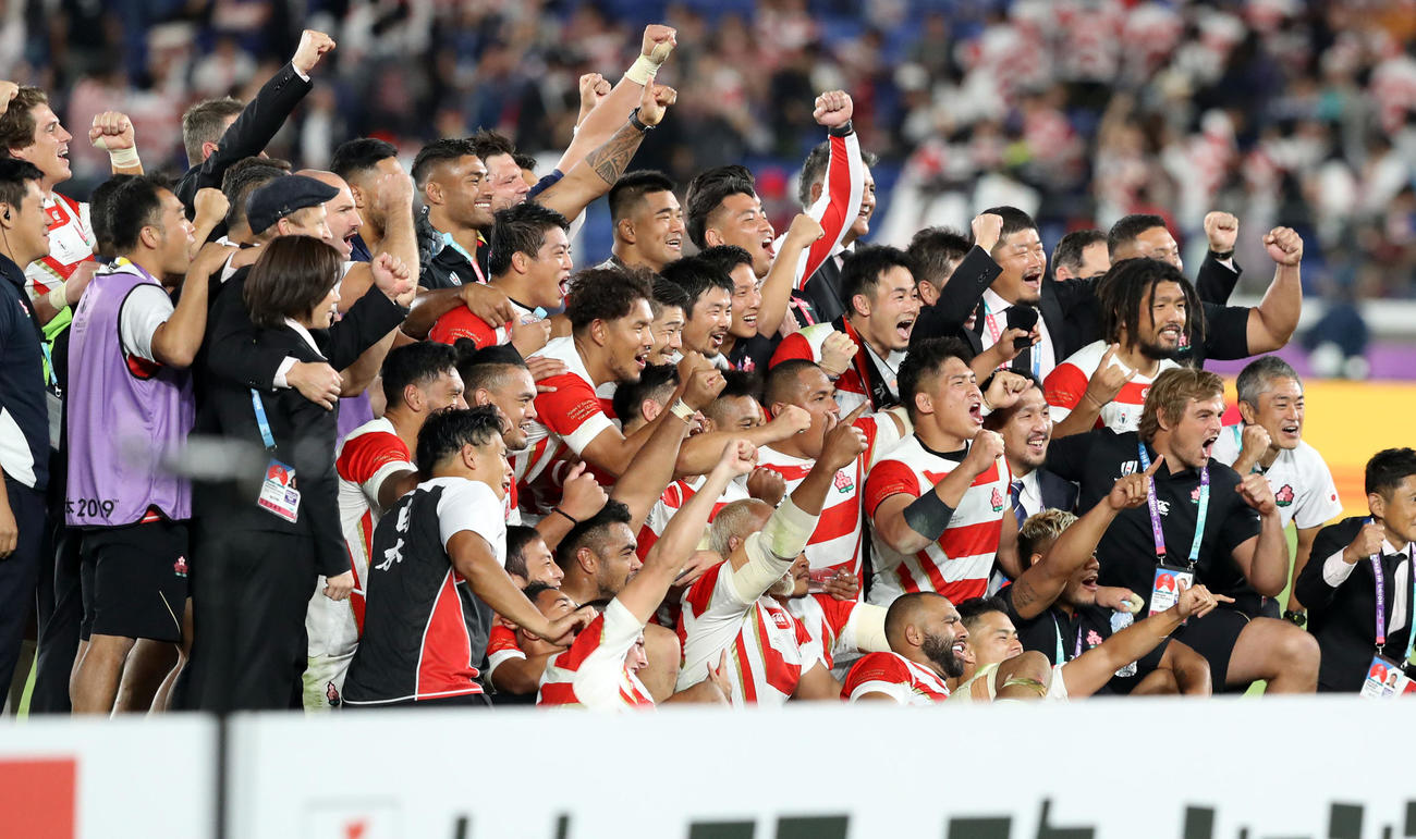 日本対スコットランド　決勝トーナメント進出を決め、記念撮影する日本代表の選手たち（撮影・狩俣裕三）