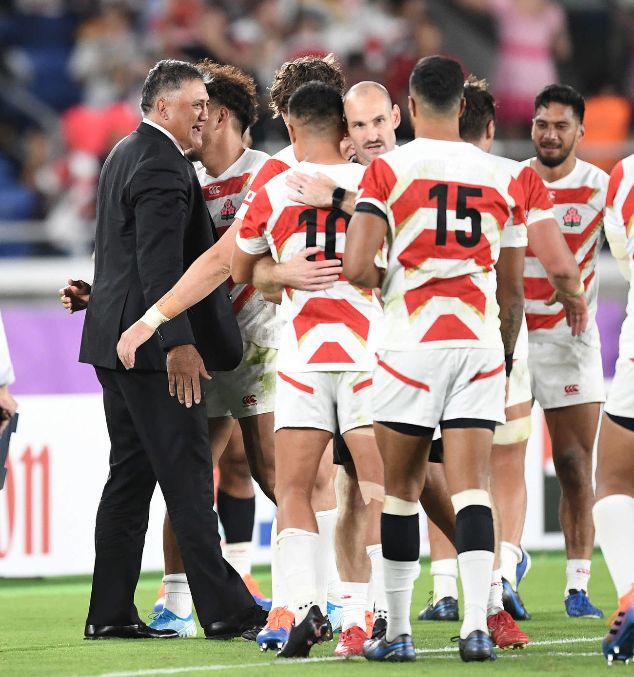 日本対スコットランド　スコットランドに勝利し決勝トーナメント進出を決め、笑顔のジョセフHC（左）（撮影・鈴木みどり）