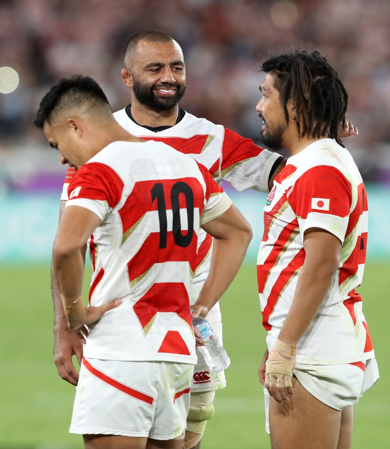 日本対スコットランド　試合後、堀江（右）、田村（手前）をねぎらうリーチ（撮影・狩俣裕三）