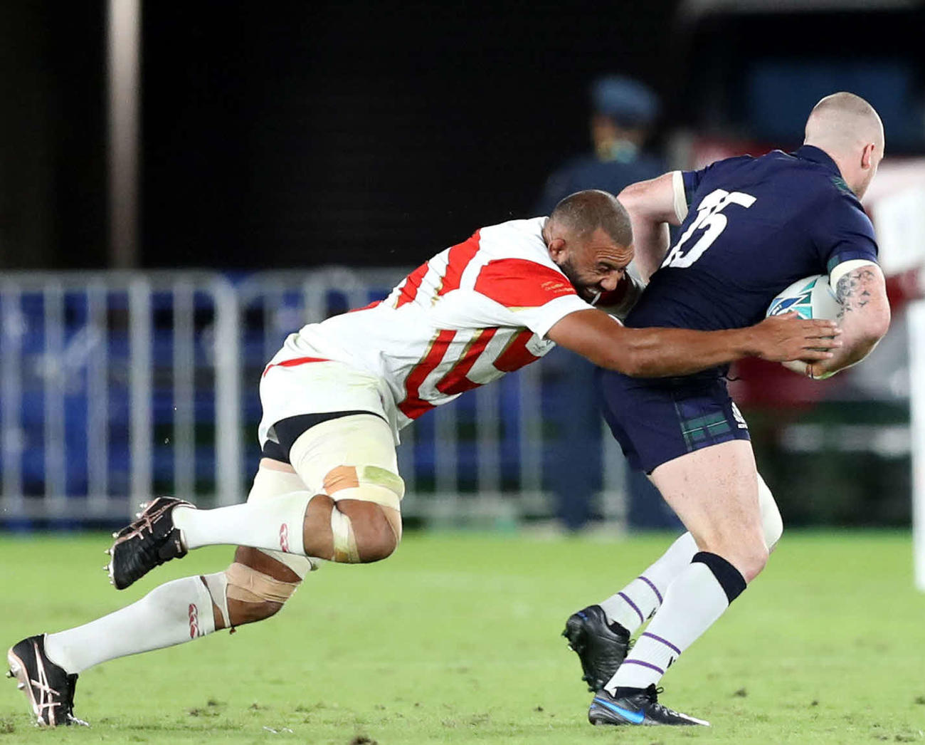 日本対スコットランド　後半、タックルするフランカーのリーチ（左）（撮影・狩俣裕三）
