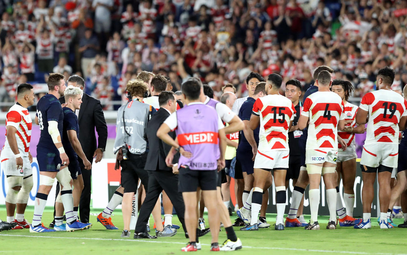 試合後、スコットランドの選手を送り出す日本代表の選手たち（撮影・狩俣裕三）