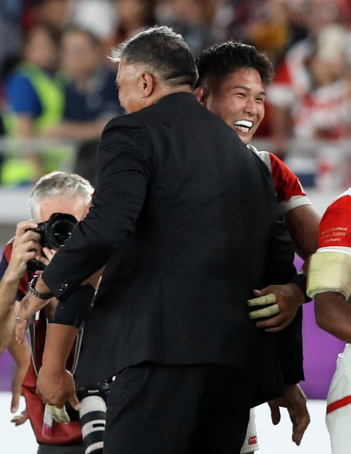 日本対スコットランド　試合後、ジョセフ・ヘッドコーチ（左）と抱き合い喜ぶ姫野（中央）（撮影・狩俣裕三）