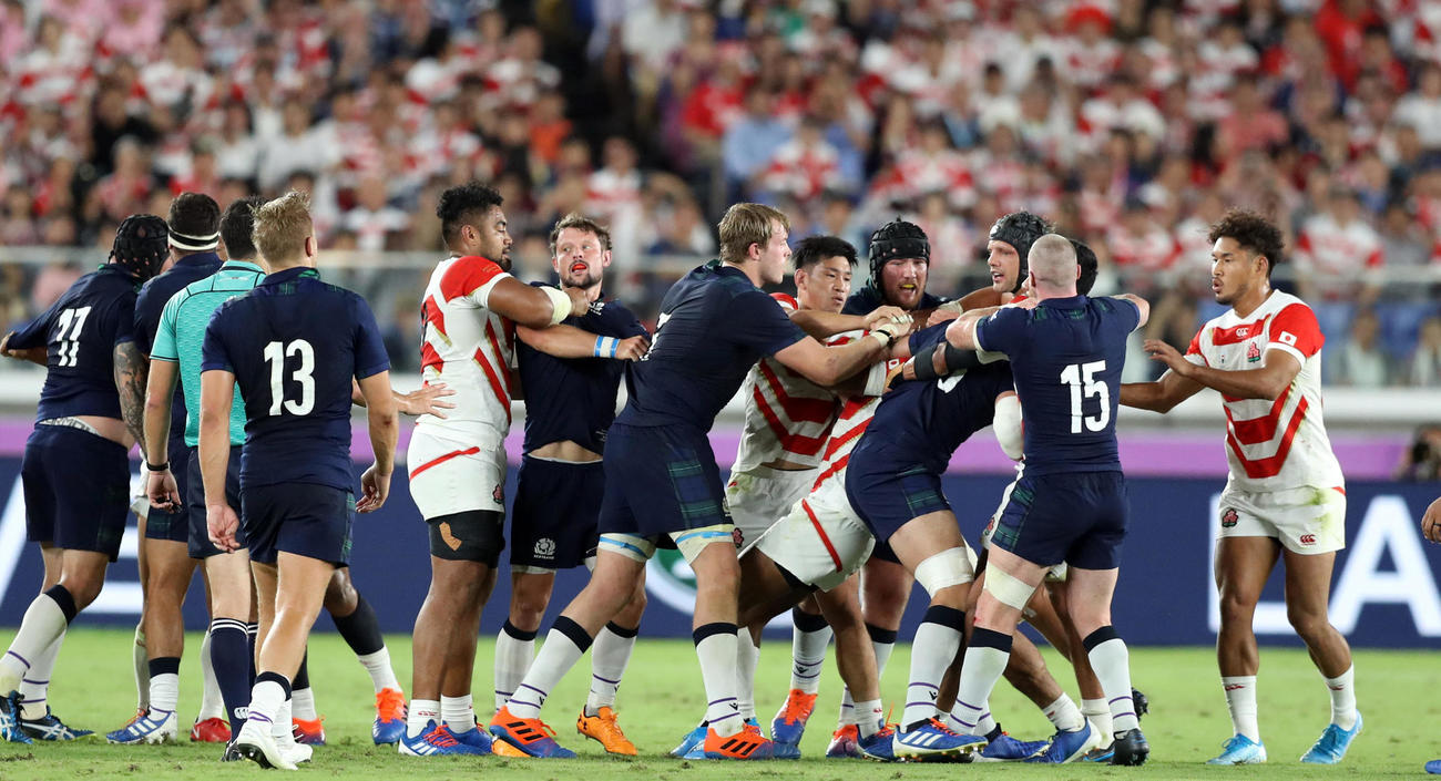 後半、もみ合いになる両チームの選手たち（撮影・狩俣裕三）