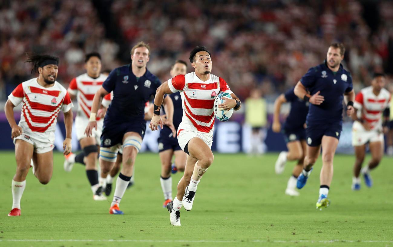 日本対スコットランド　後半、独走トライを決めるWTB福岡（撮影・狩俣裕三）
