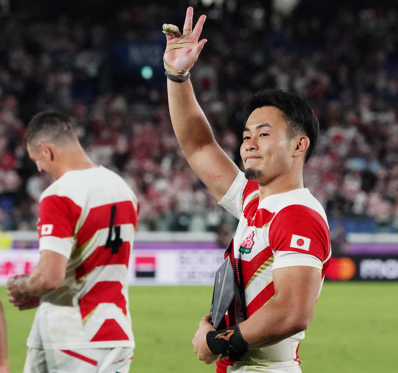 日本対スコットランド　スコットランドに勝利し決勝トーナメント進出を決め、声援に応えるWTB福岡（撮影・鈴木みどり）