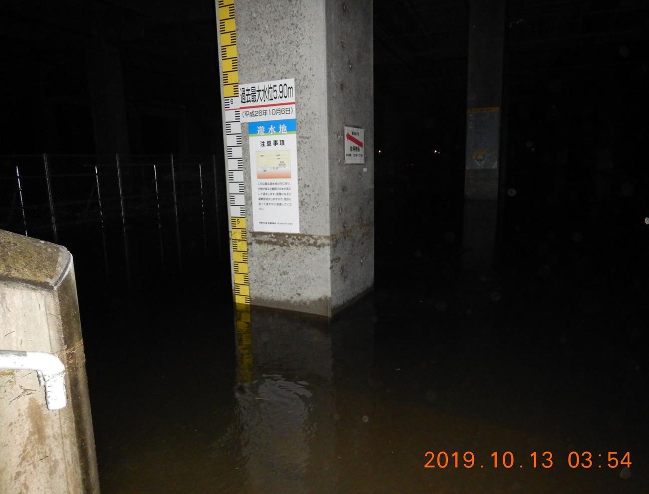 13日午前、浸水する日産スタジアム1階の駐車場（新横浜公園管理事務所提供）