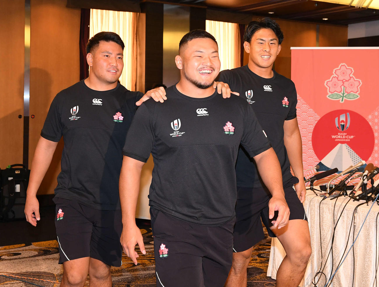 会見を終え、笑顔で肩に手を置きながら引き揚げる、左から北出、木津、徳永（撮影・鈴木みどり）
