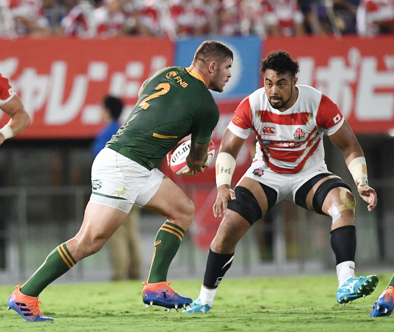 19年9月、日本戦でプレーする南アフリカのフッカー・マークス（左）