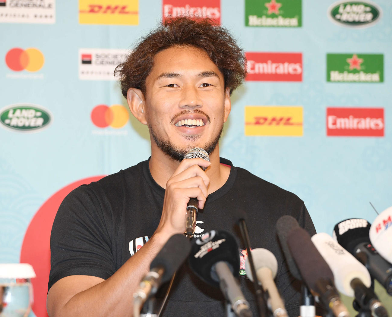 会見で笑顔を見せる山中（撮影・鈴木みどり）