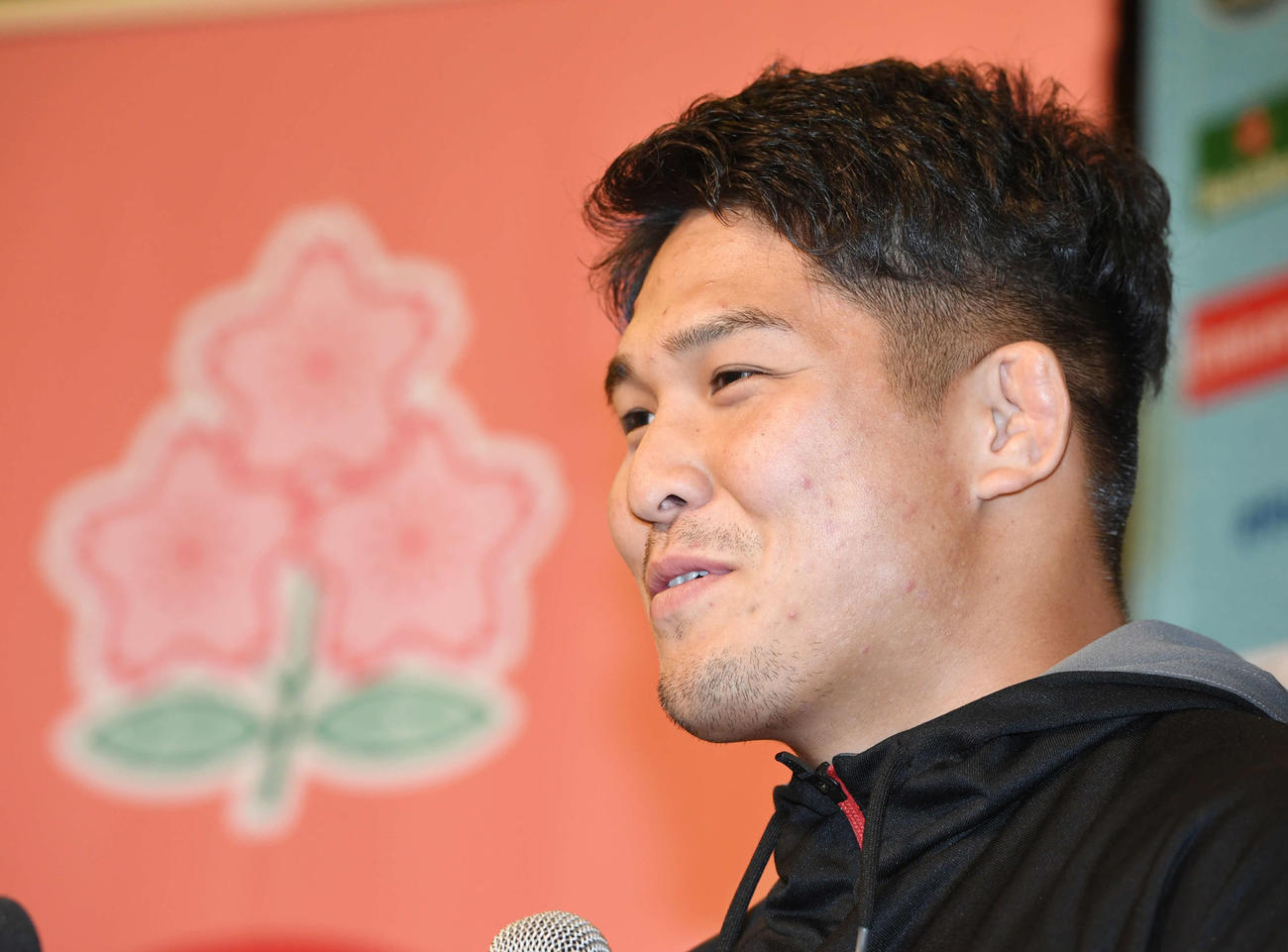会見で記者の質問に答える姫野（撮影・鈴木みどり）