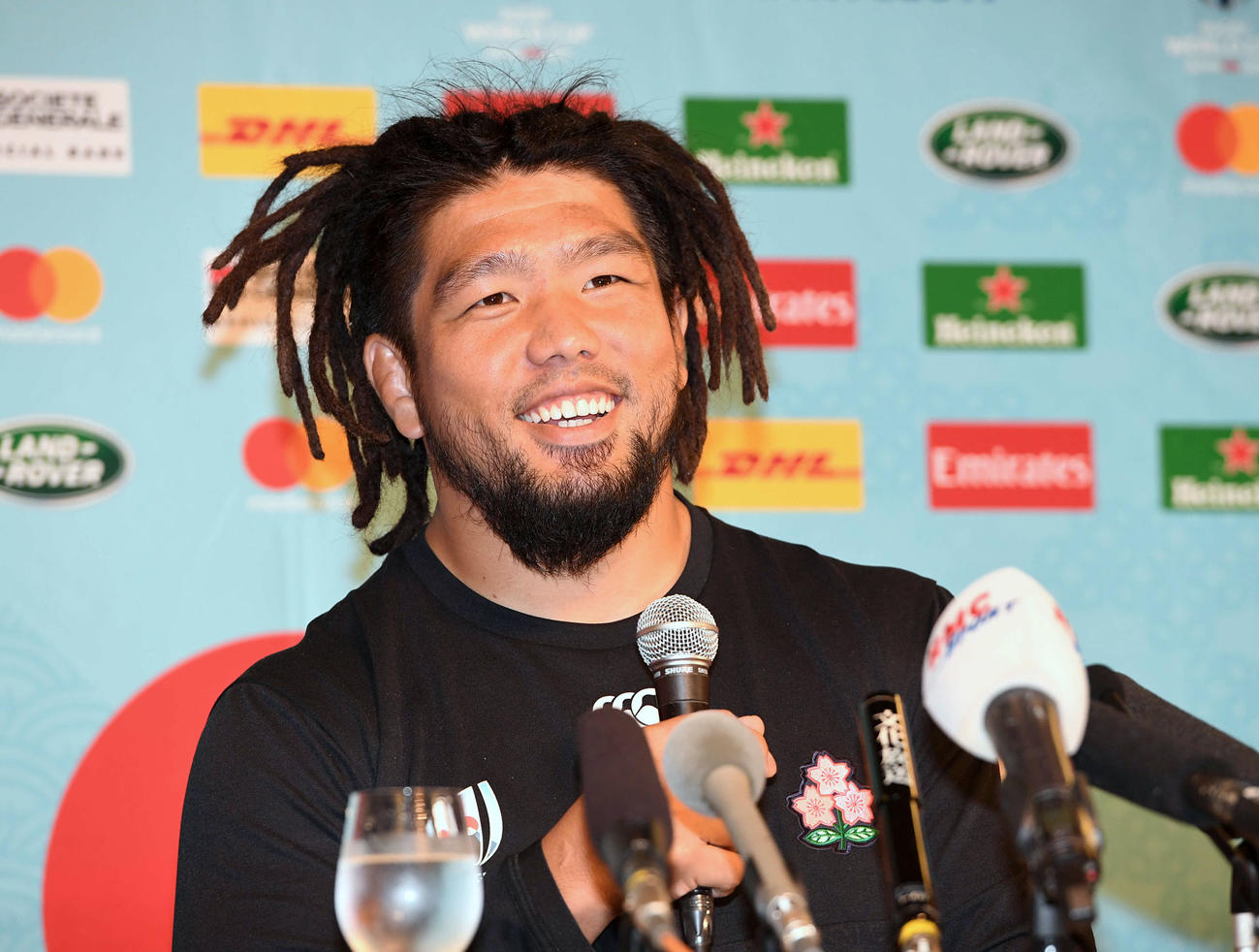 会見で笑顔を見せる堀江（撮影・鈴木みどり）