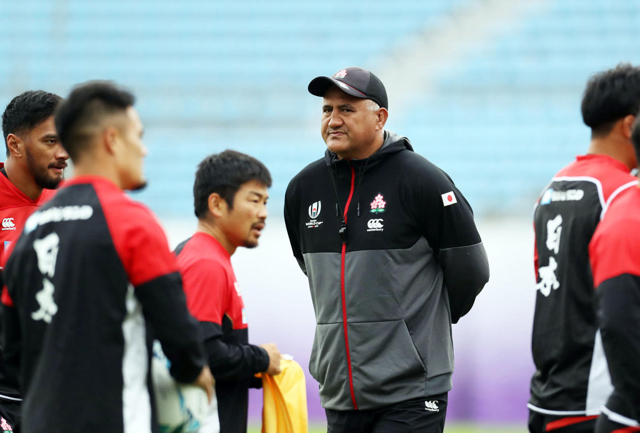 厳しい表情で選手を見つめるジョセフ・ヘッドコーチ（中央）（撮影・狩俣裕三）