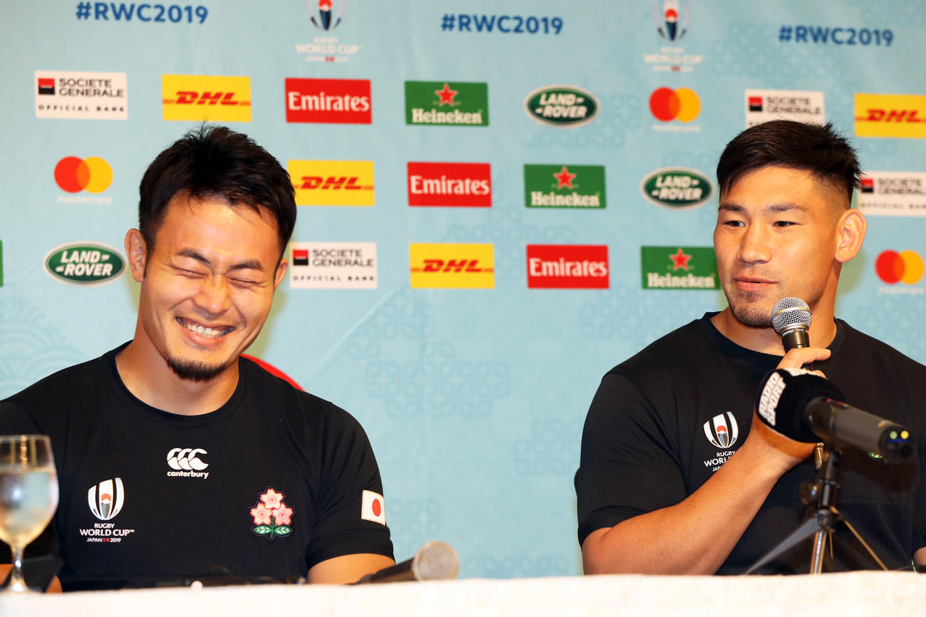 CTB中村（右）に「松島とそれぞれ2トライずつは決めてくれる」と言われ、笑顔を見せるWTB福岡（撮影・狩俣裕三）