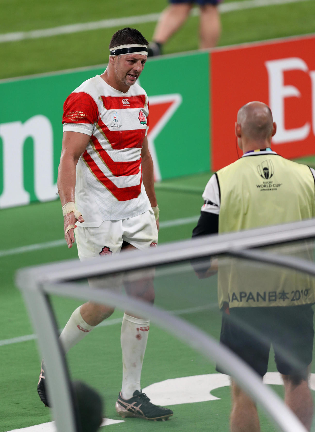 日本対南アフリカ　後半、交代するロックのトンプソン（撮影・狩俣裕三）