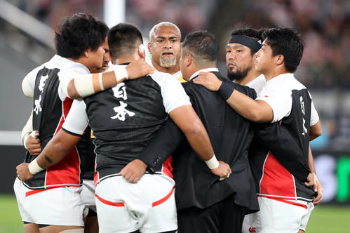 日本対南アフリカ　試合前、円陣を組む中島（中央）らFW陣（撮影・狩俣裕三）