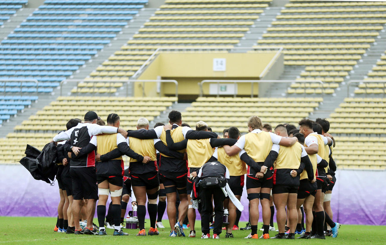 前日練習で円陣を組む日本代表の選手たち（撮影・狩俣裕三）