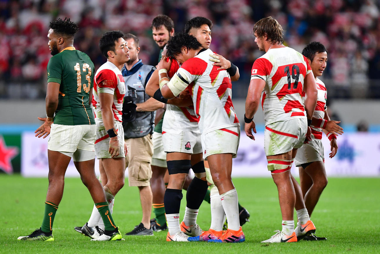 試合に敗れ、抱き合う姫野（中央）たち（撮影・清水貴仁）