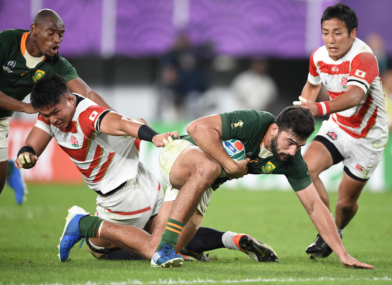 日本対南アフリカ　前半、相手を止めようとするNO8姫野（左から2人目）（撮影・鈴木みどり）