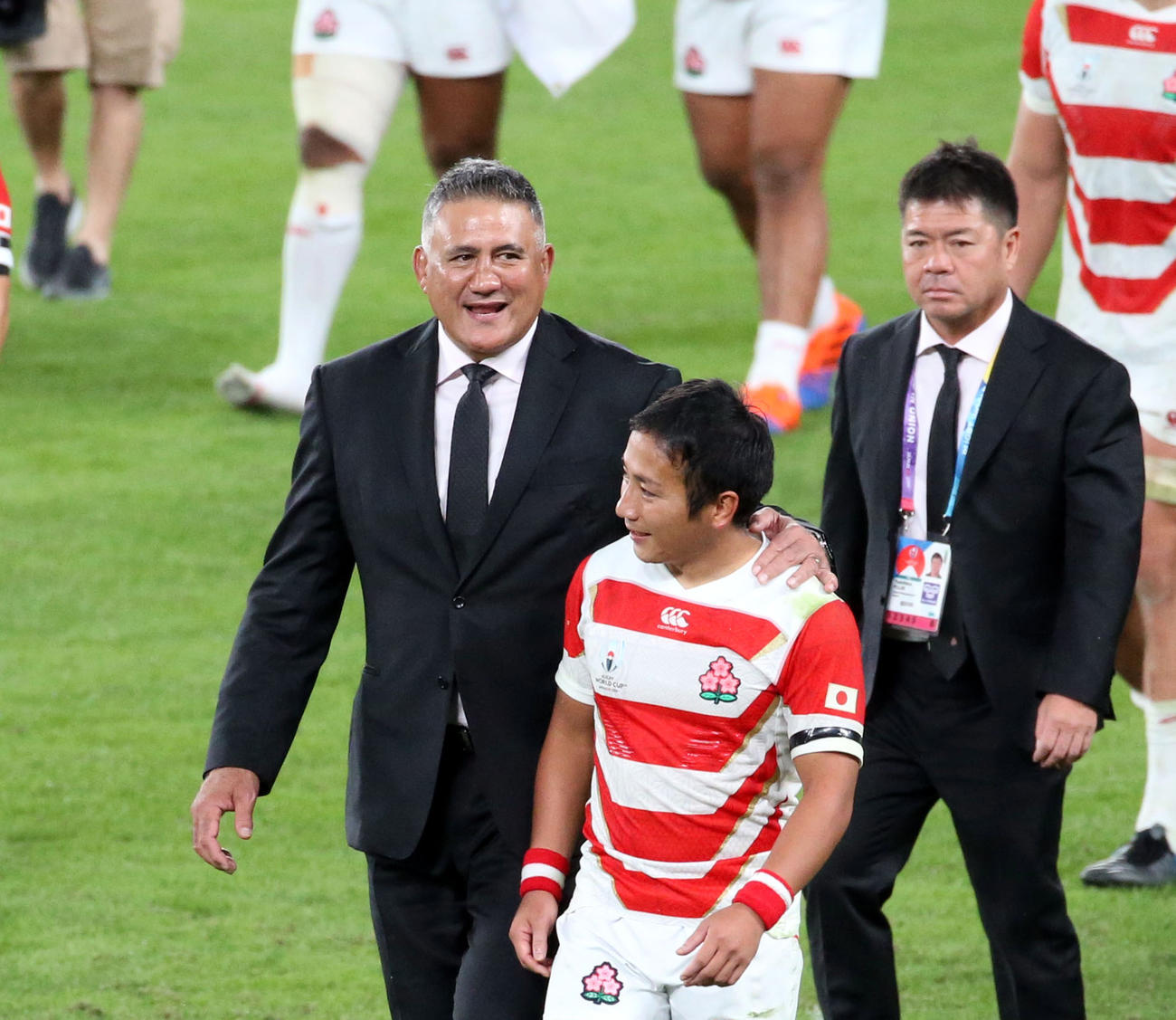 試合後、流（右）をねぎらいながら引き揚げるジョセフ・ヘッドコーチ（撮影・狩俣裕三）
