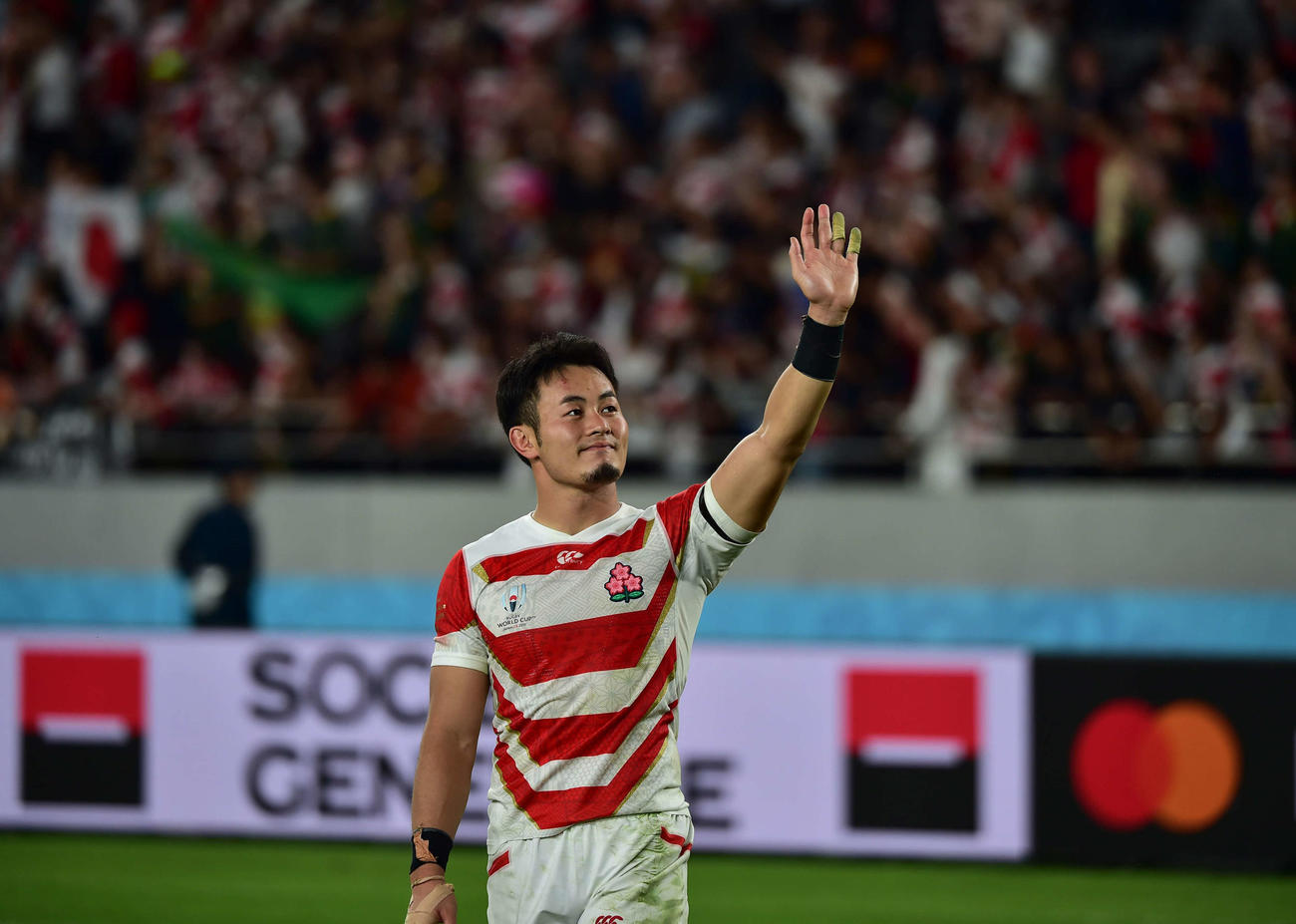 日本対南アフリカ　試合後、場内1周で手を振る福岡堅樹（撮影・清水貴仁）