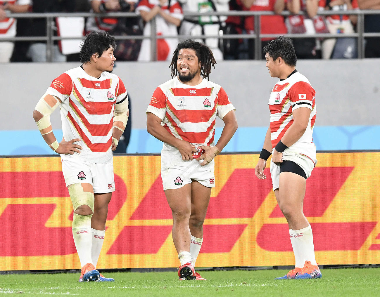 日本対南アフリカ　稲垣（左）、坂手（右）と笑顔で引き揚げる堀江（撮影・鈴木みどり）