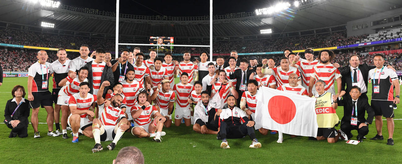 日本対南アフリカ　南アフリカに敗れるも、笑顔で記念写真に納まる日本フィフティーン（撮影・鈴木みどり）