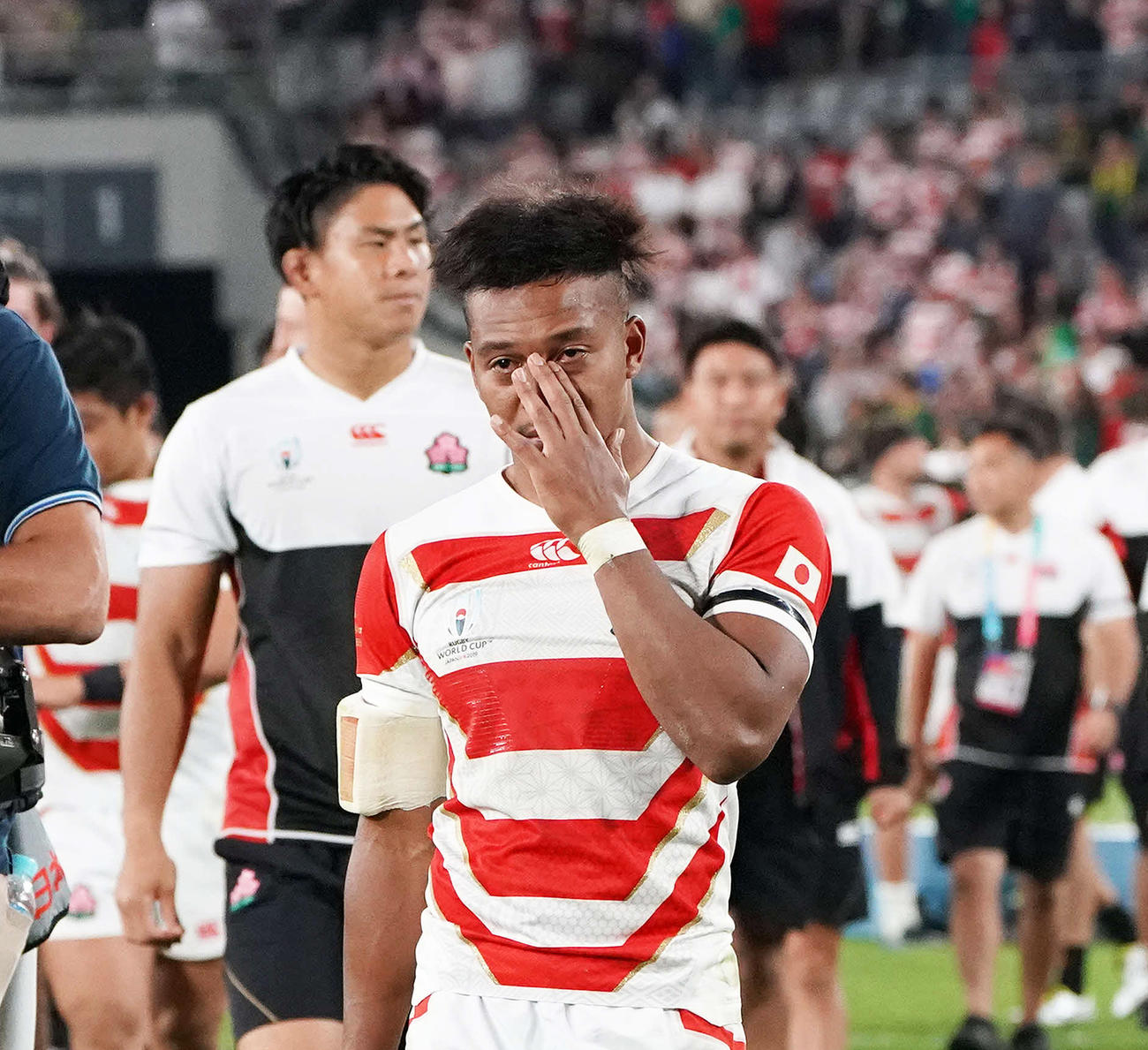 南アフリカに敗れ、目頭を押さえる松島（左手前）（撮影・鈴木みどり）