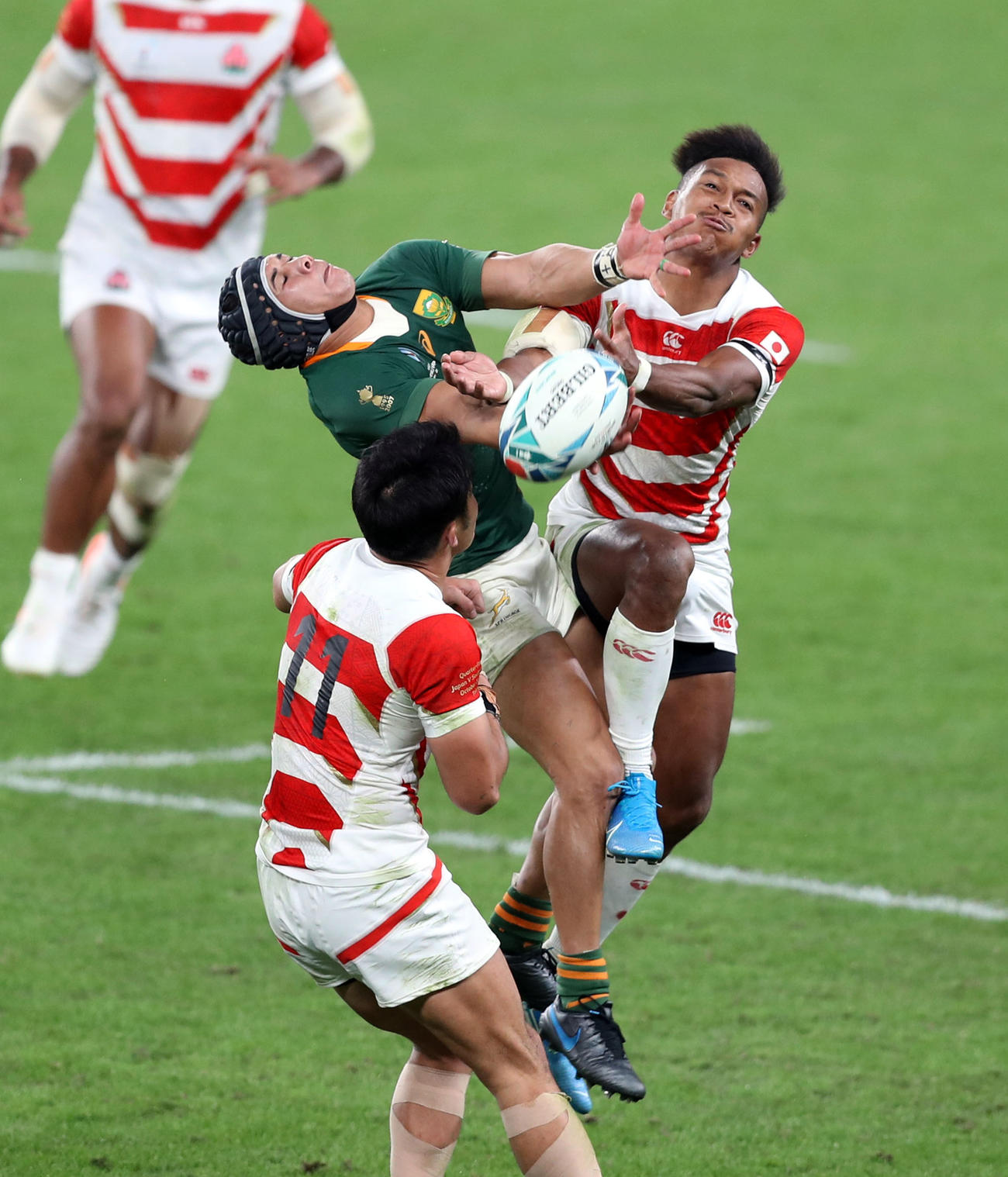 南アフリカのコルビとハイボールを競り合うWTB松島幸太朗（右）（撮影・狩俣裕三）