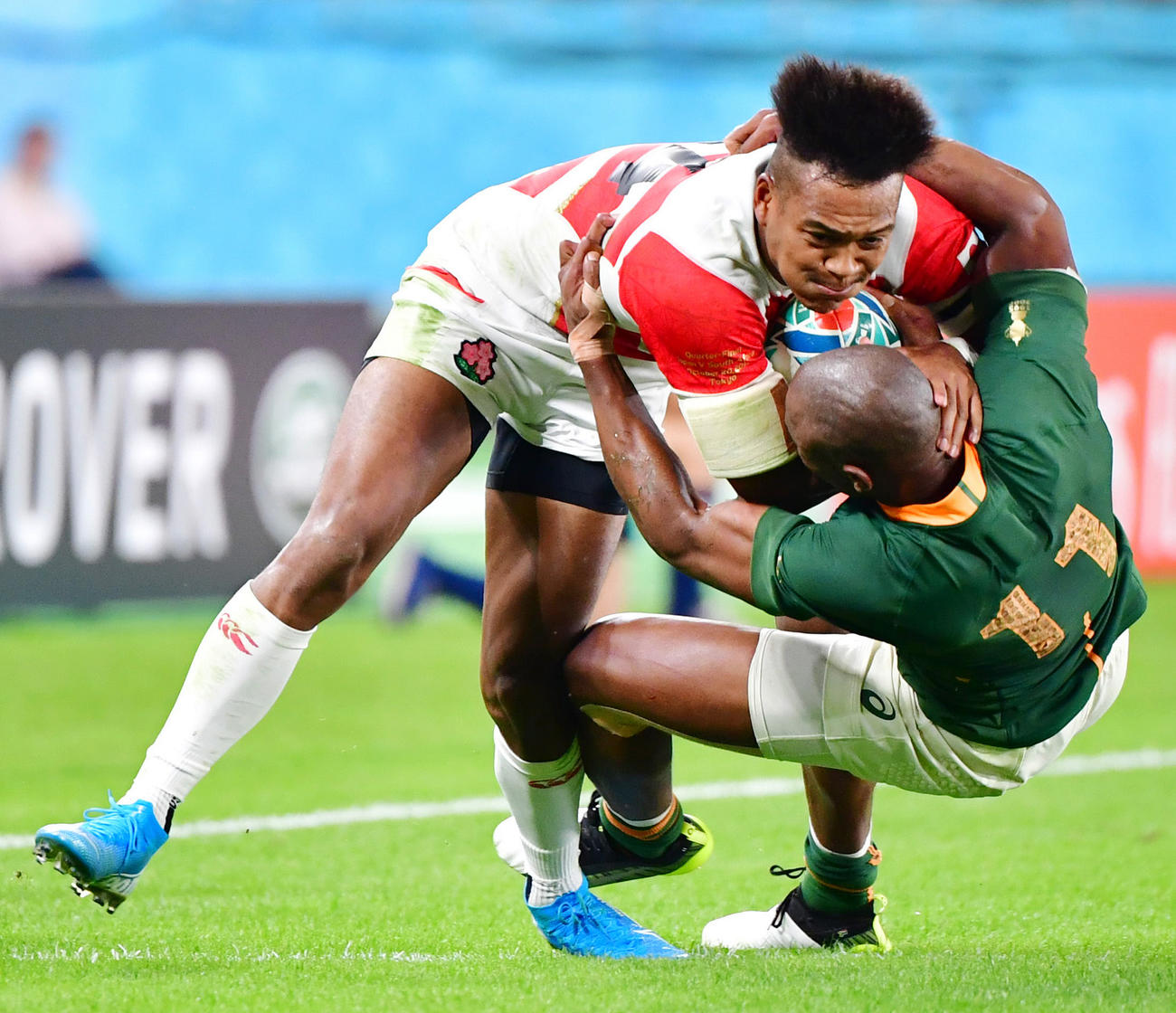 前半、タックルを受けながらも突破を図るWTB松島幸太朗（撮影・清水貴仁）