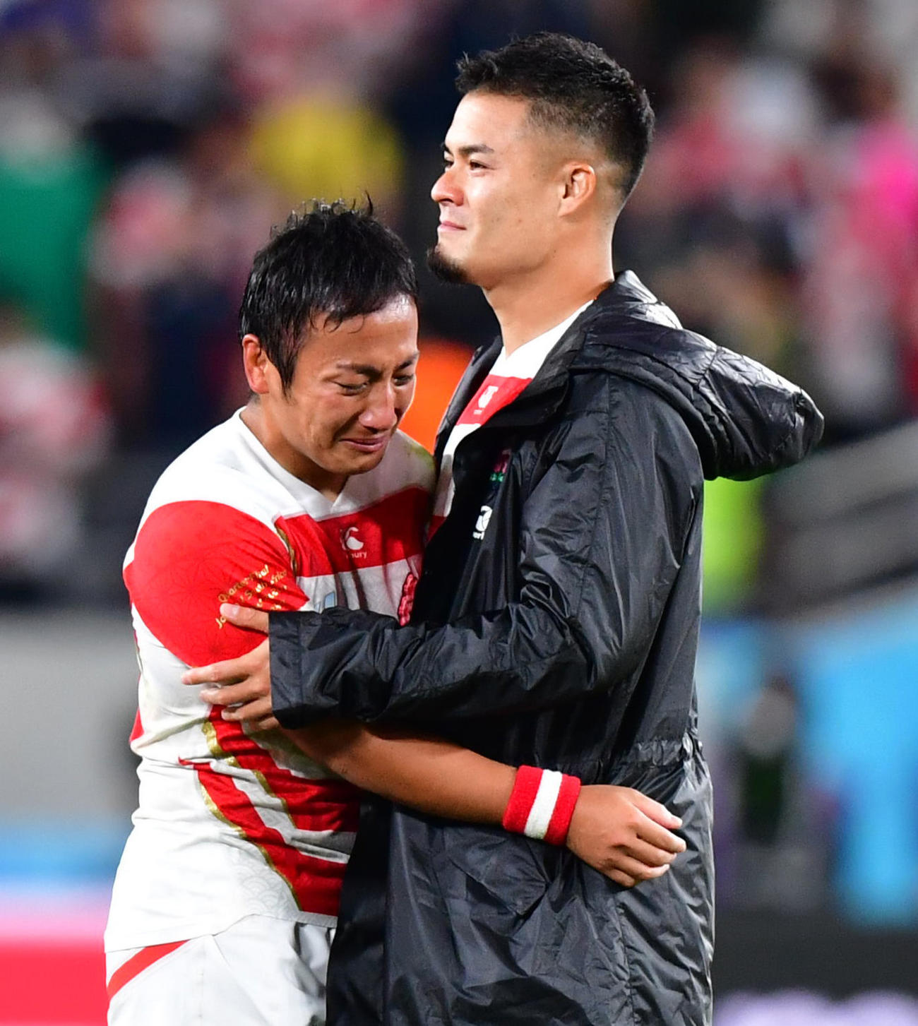 日本対南アフリカ　試合を終え抱き合う流大（左）と田村優（撮影・清水貴仁）